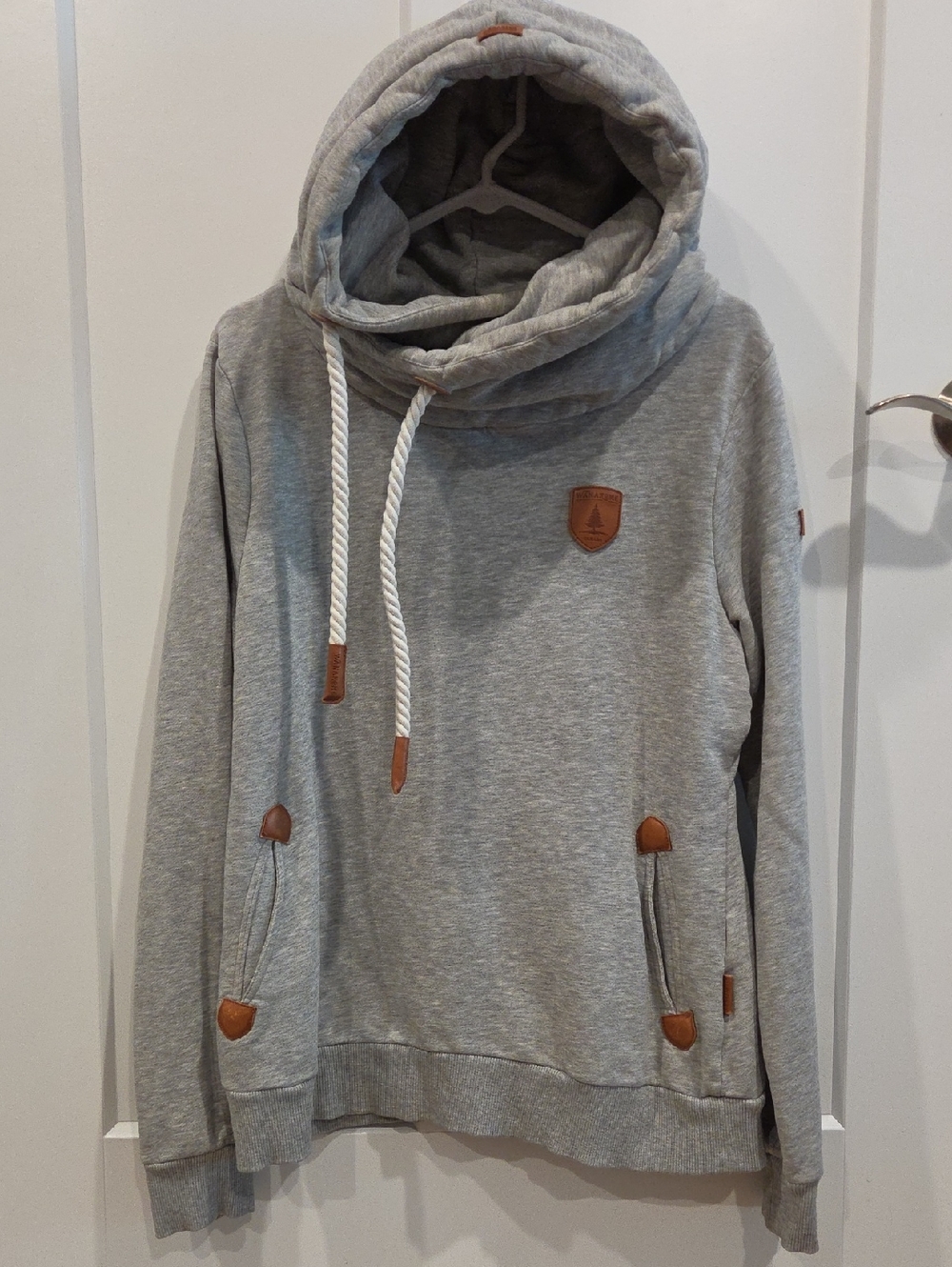 Wanakome Womens Gray Crewneck Hoodie with White Rope Drawstring